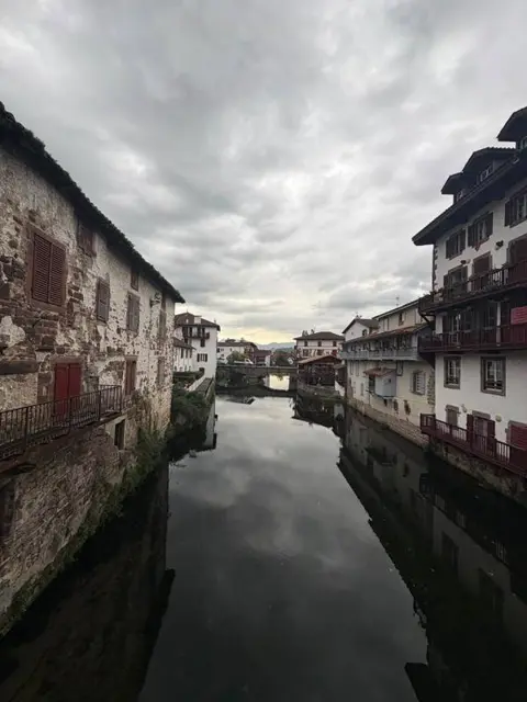 El río Nive entre las casas de Saint-Jean-Pied-de-Port