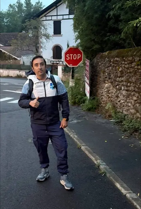 Peregrino al iniciar la caminata en Saint-Jean-Pied-de-Port