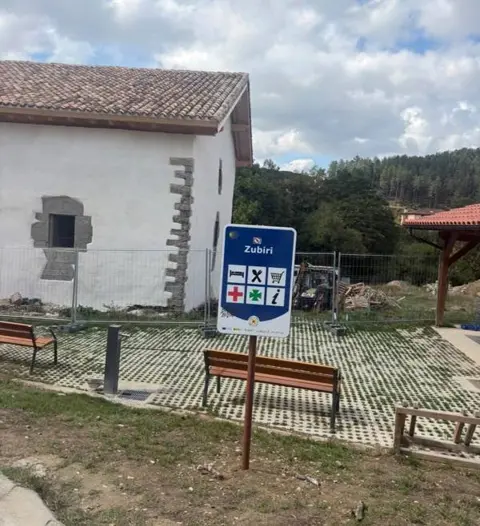 Señal del Camino de Santiago a la llegada a Zubiri