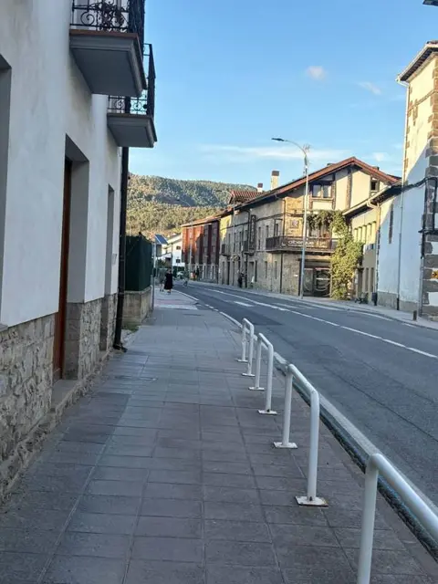 Calle de Zubiri con el albergue de peregrinos